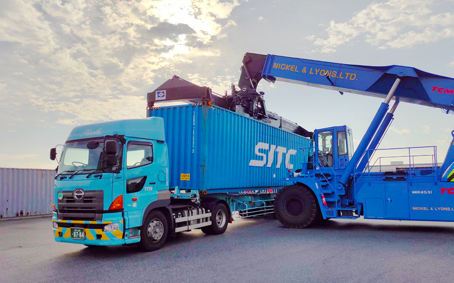 【女性・未経験者歓迎】神戸・南港の海上コンテナドライバー【有給あり】【賞与あり】